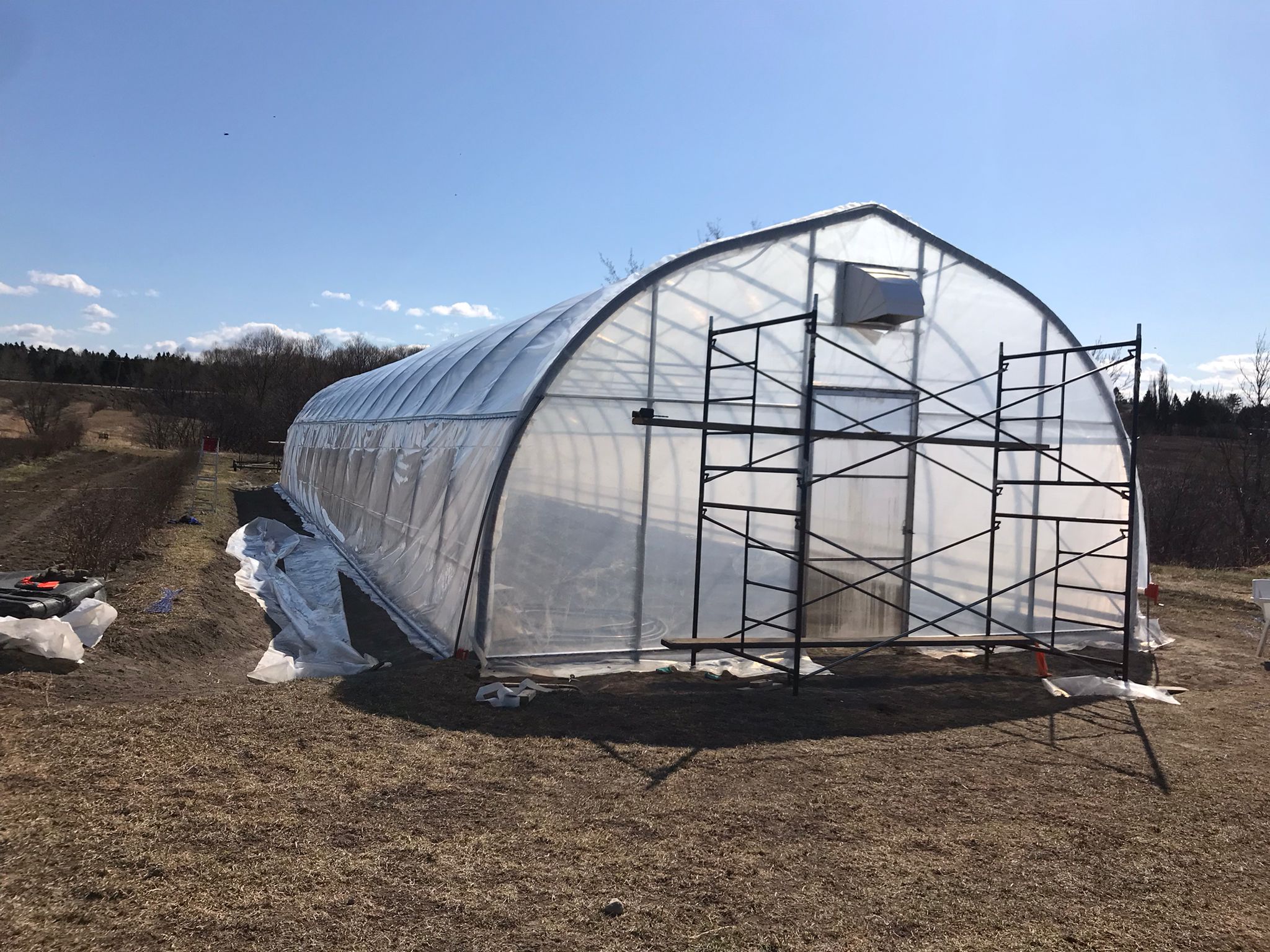 Instalación de túneles agrícolas. Francia, Servies-en-Val, 2021