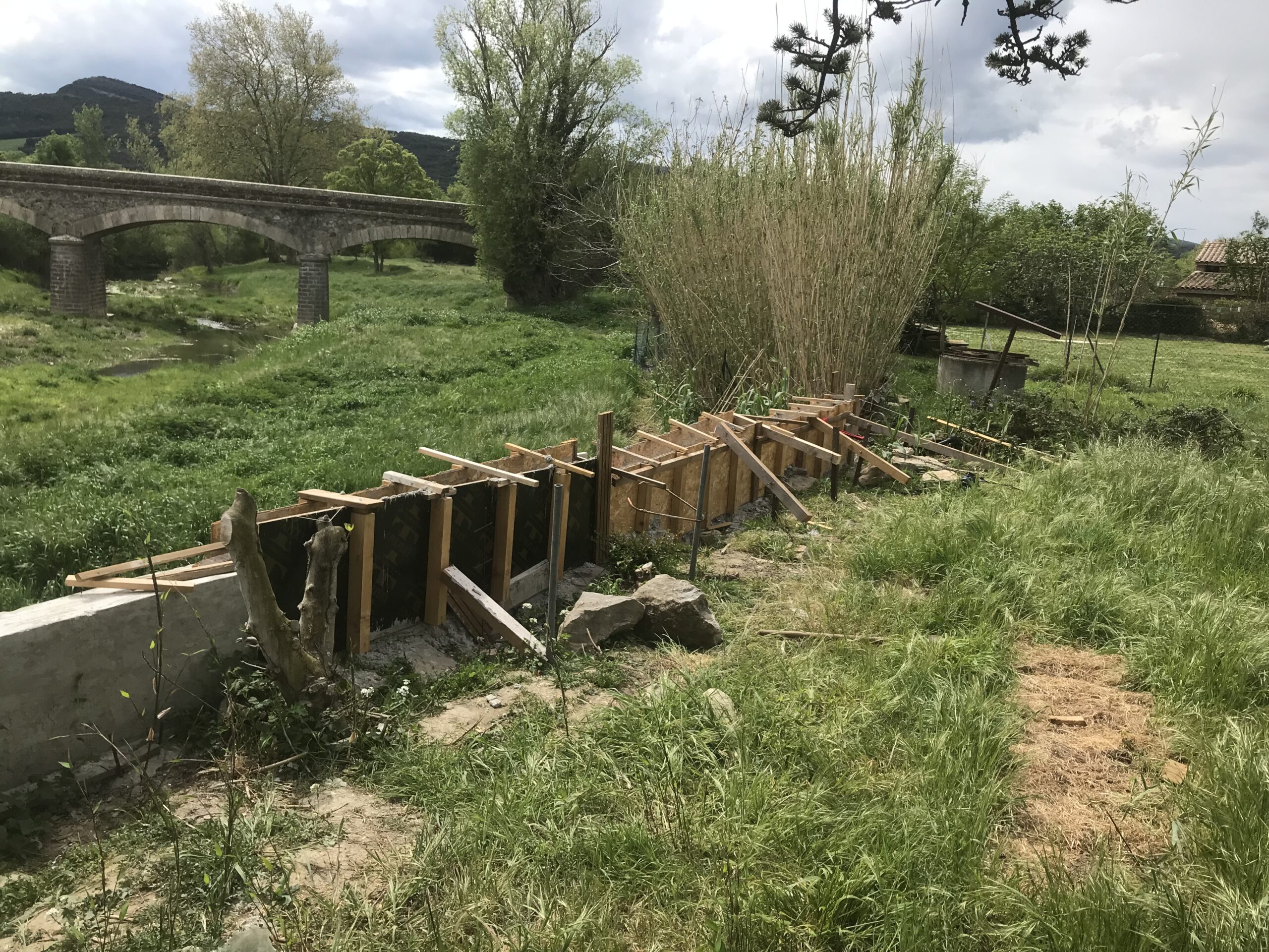 Encofrado de pared de hormigón con colada de cal-arena y piedras. Francia, Rieux-en-Val, 2022