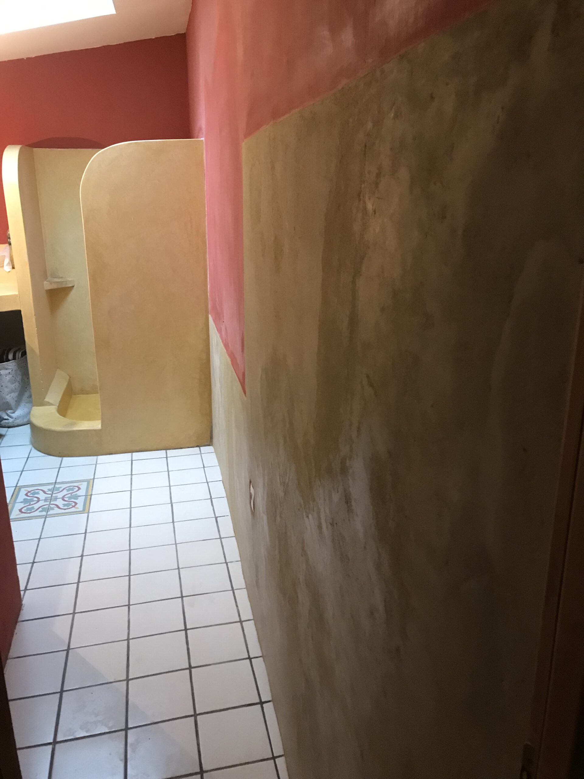 Ducha de tadelakt y pared de cal y arena. Rieux-en-Val, Francia 2020