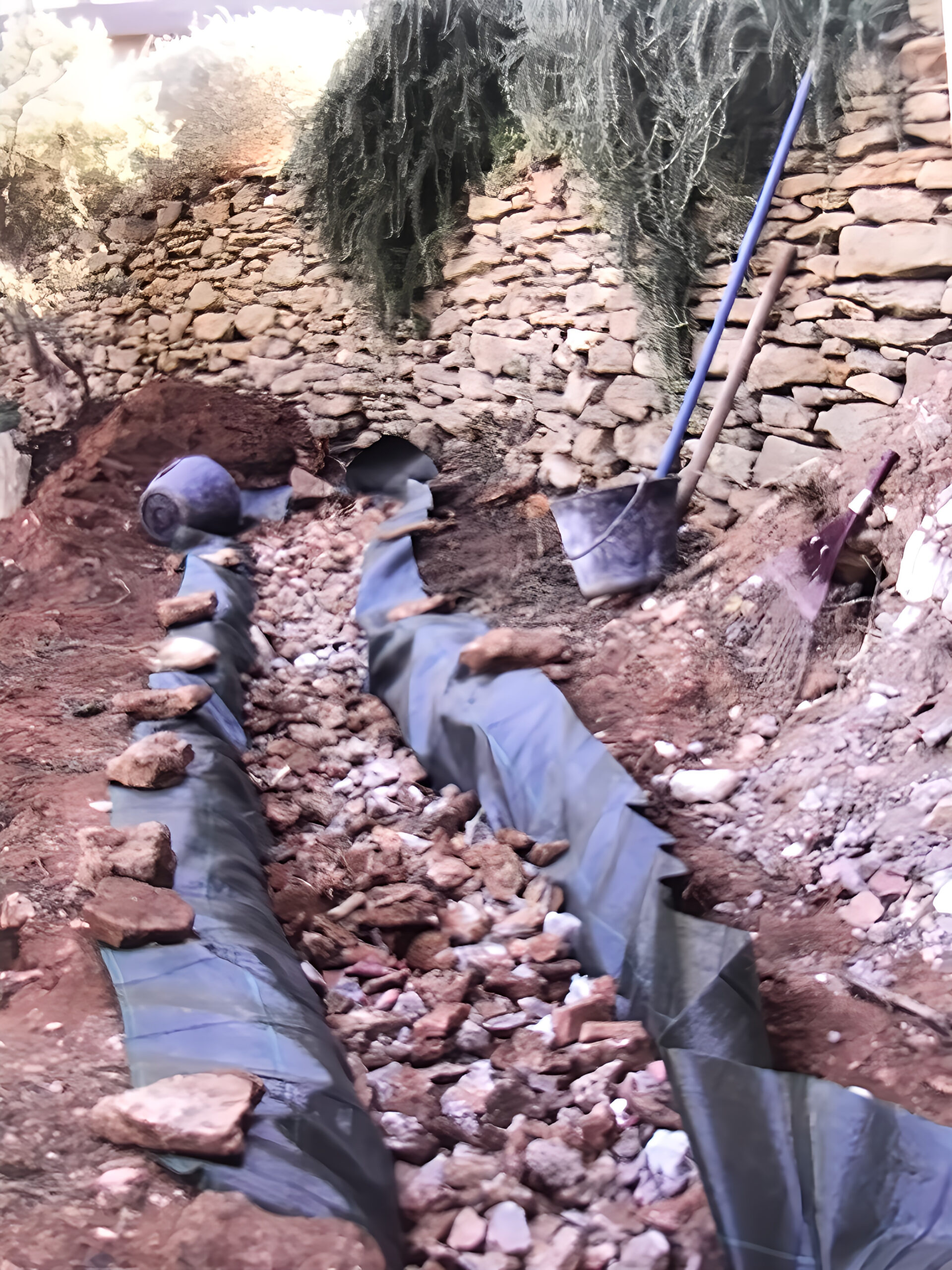 Muro de piedra seca y drenaje. Felines-Termenes, Francia 2019